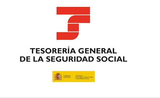 Asesora explicando condiciones laborales según convenio colectivo
