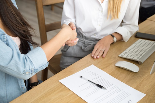 Empresa firmando contrato de trabajo con apoyo de asesoría laboral