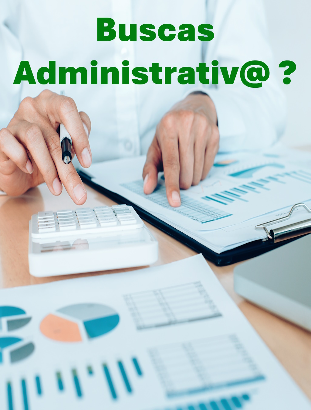 Persona revisando una gran cantidad de documentación administrativa en una mesa con un ordenador portátil, con una frase de Buscas administrativo.?
